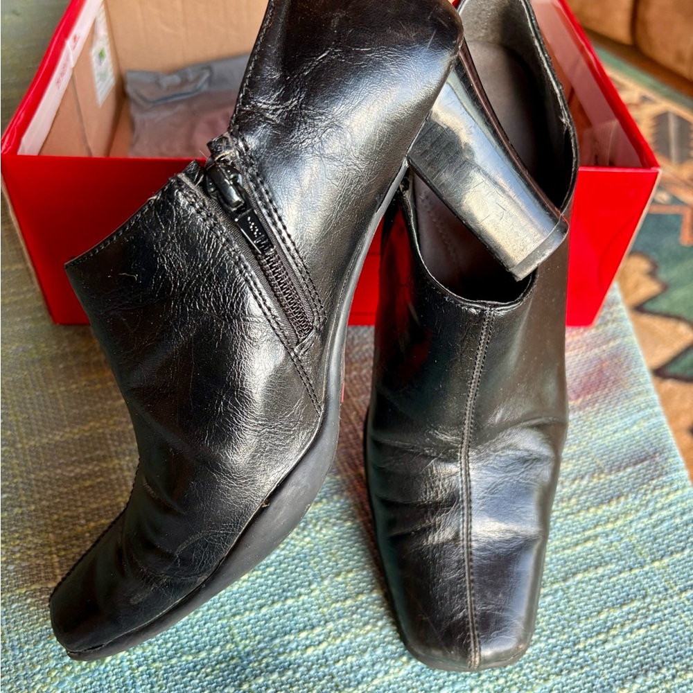 AEROSOLES Black Heeled Cinchuation Shootie